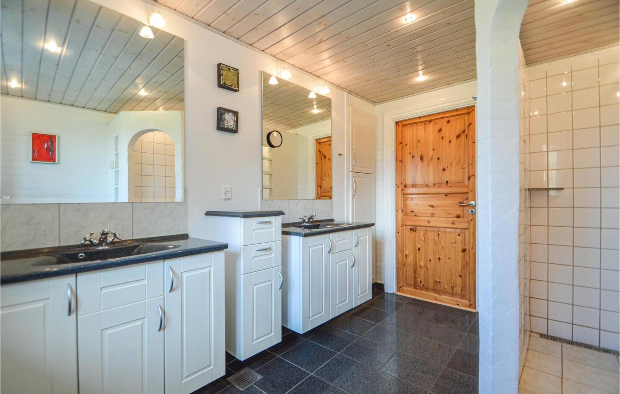 Awesome Home In Bredebro With Kitchen Ballum ภายนอก รูปภาพ