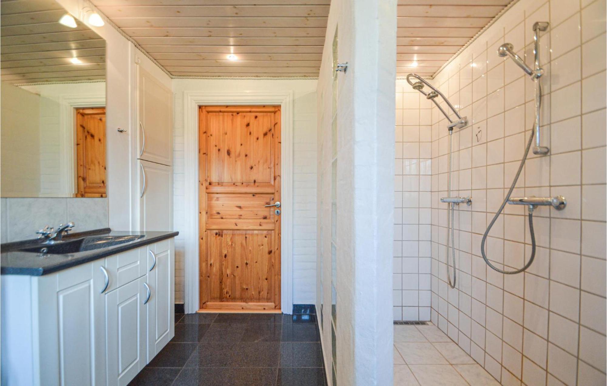 Awesome Home In Bredebro With Kitchen Ballum ภายนอก รูปภาพ